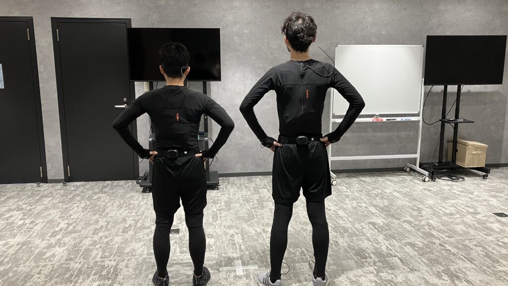二人の腰にVIVE Ultimate Tracker