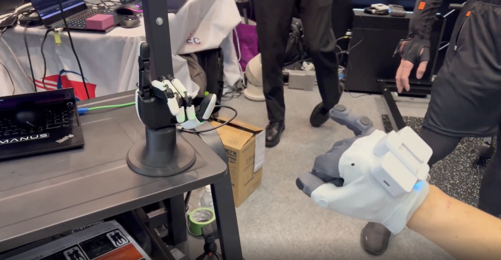 MANUSの「MetaGlove Pro」を使ったロボットハンドのテレオペレーション